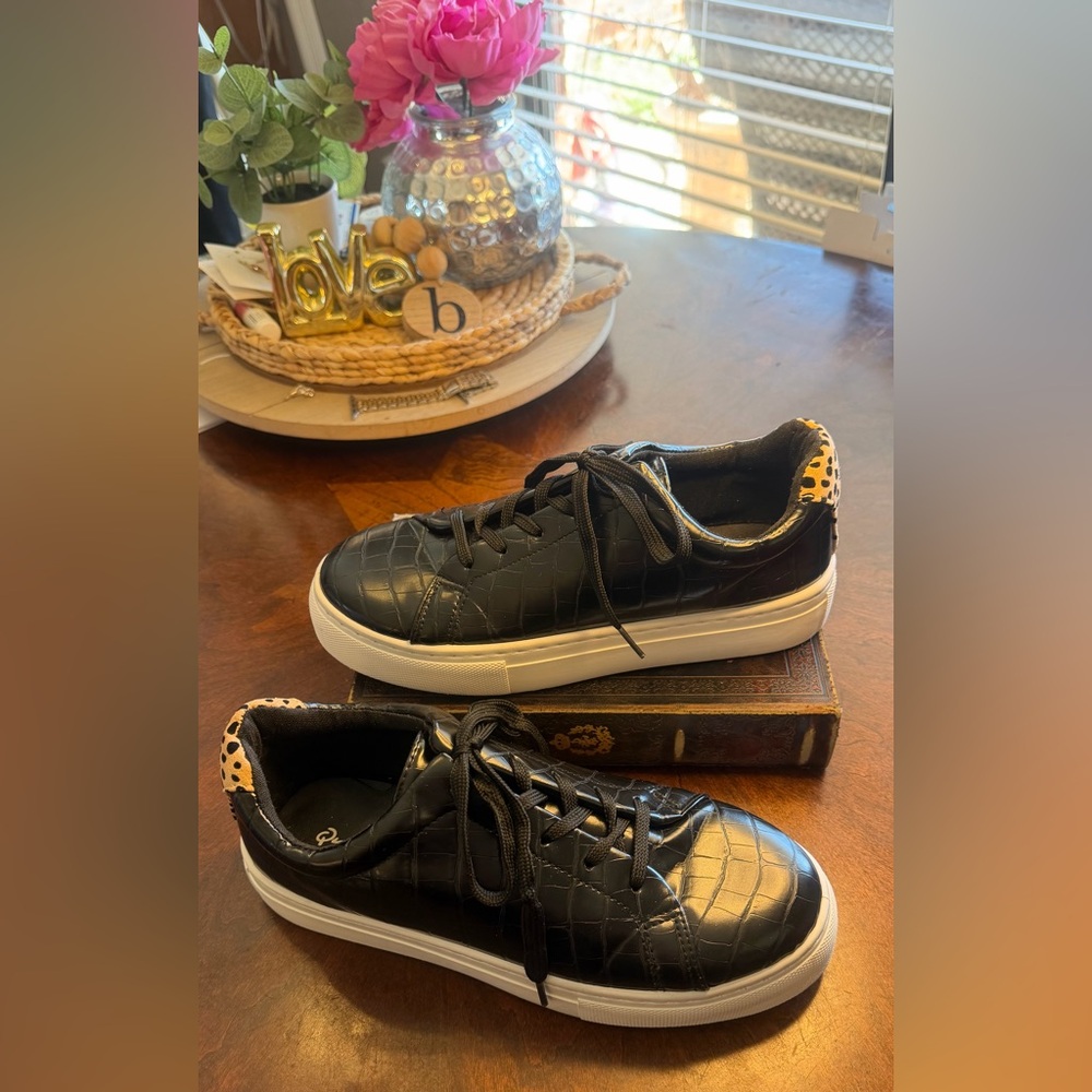 Qupid Women’s Black Croc-Embossed Sneakers with Leopard Accents Size 8.5